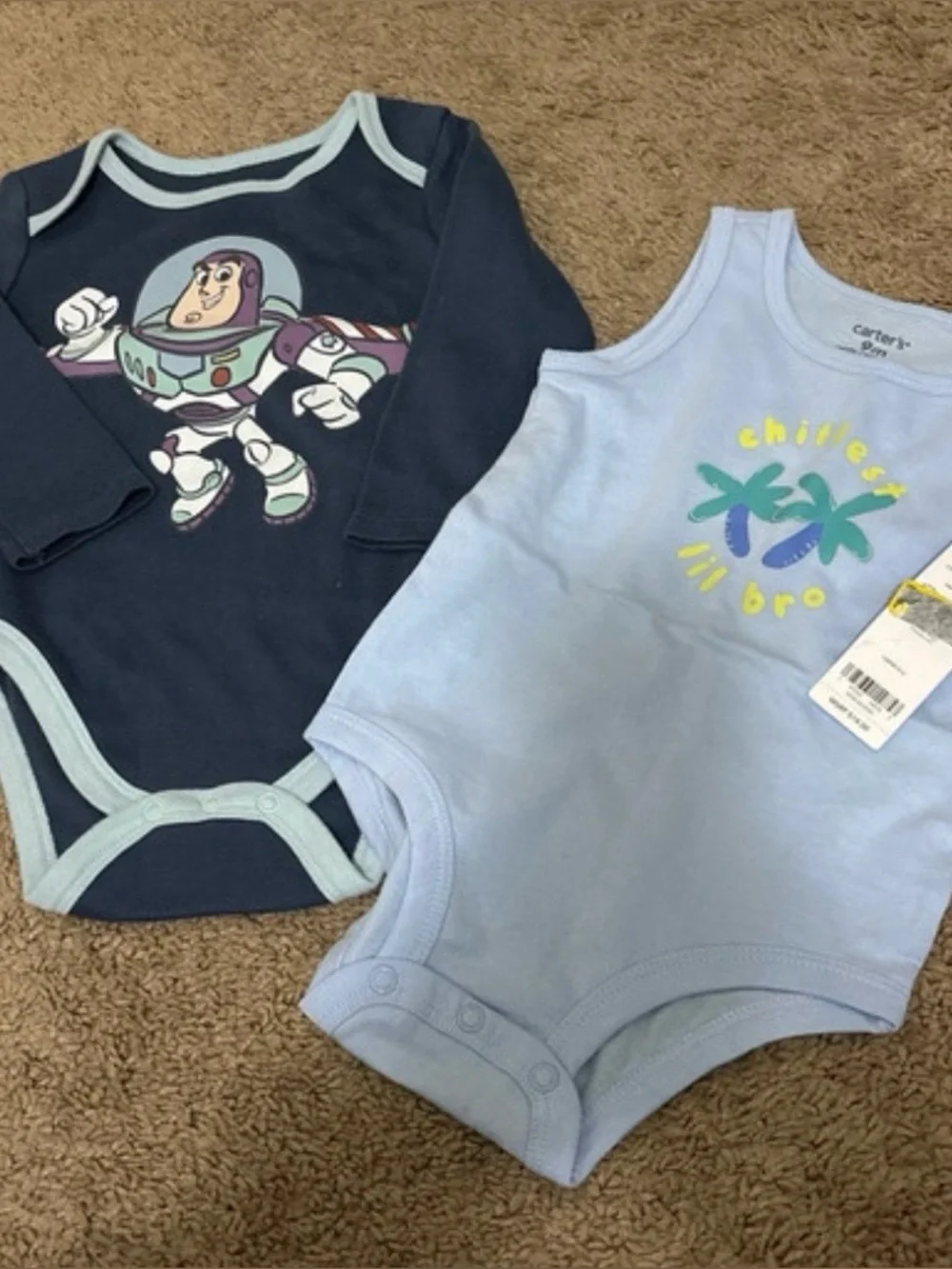 Buzz onesie 18M, carters onesie 9M